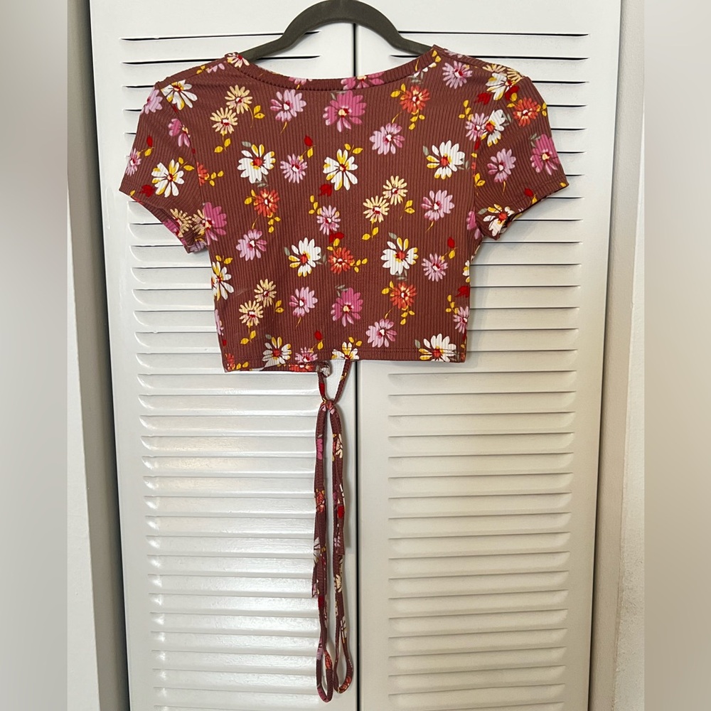 Sincerely Jules: Brown/Floral crop top. Open back.